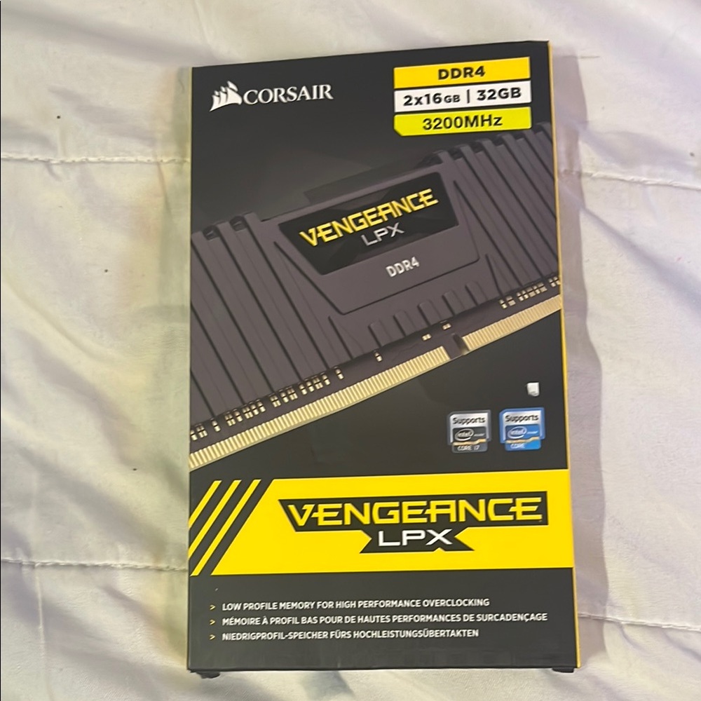 Corsair Vengeance LPX DDR4 32GB Yellow and Black Memory